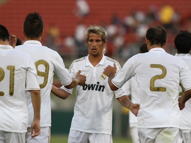  Игрок мадридского Реала Фабиу Коэнтрау в окружении своей команды