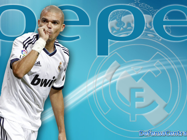  Игрок мадридского Реала Пепе на синем фоне