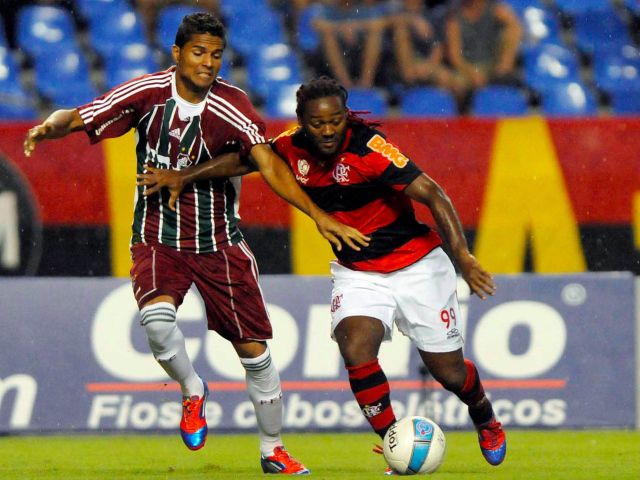  Игрок Шаньдун Лунэн Вагнера в борьбе за мяч