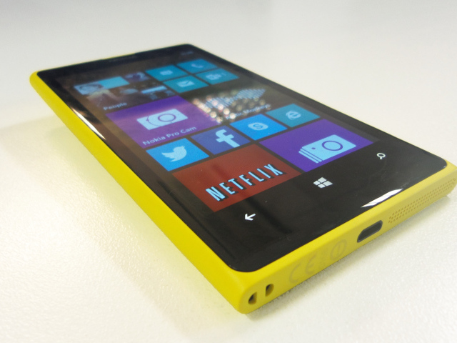 Жёлтая новая Nokia Lumia 1020 на белом столе