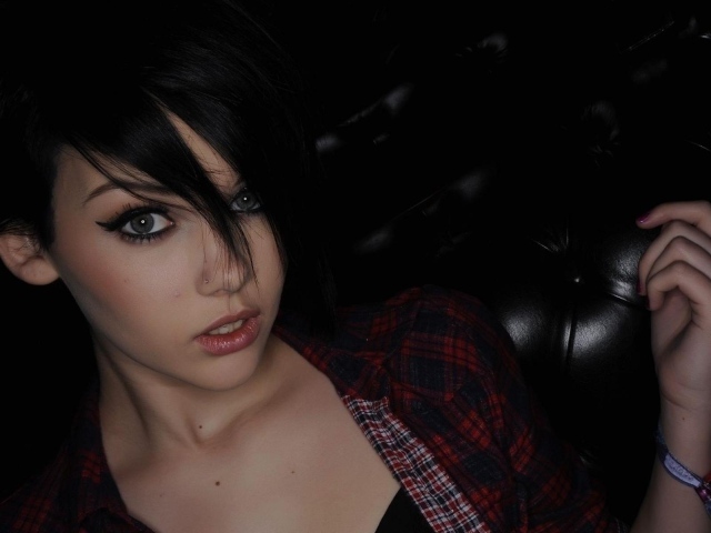 Молодая девушка брюнетка с пирсингом в носу