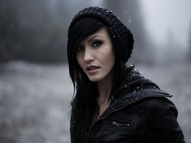 Девушка брюнетка в шапке и с пирсингом в носу и губе