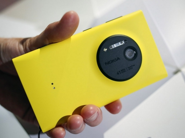 Nokia Lumia 1020 в руке