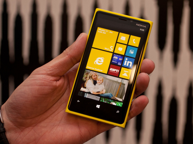 Nokia Lumia 920 в руке