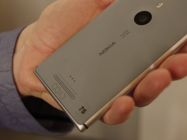 Nokia Lumia 925 серого цвета, вид сзади