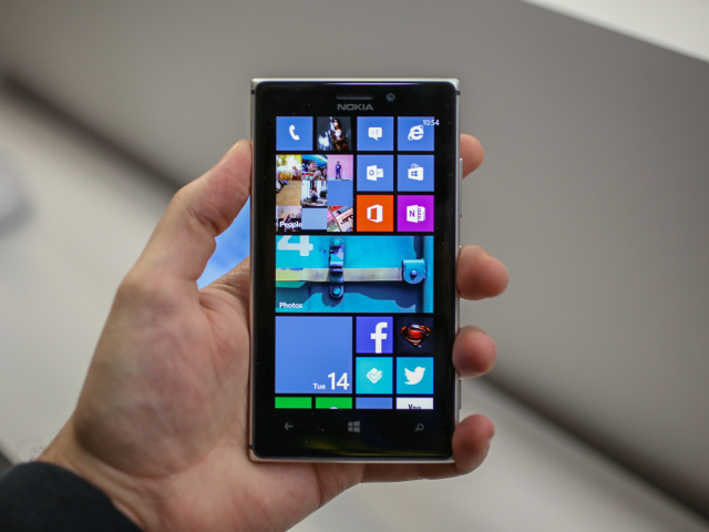 Nokia Lumia 925 серебристого цвета