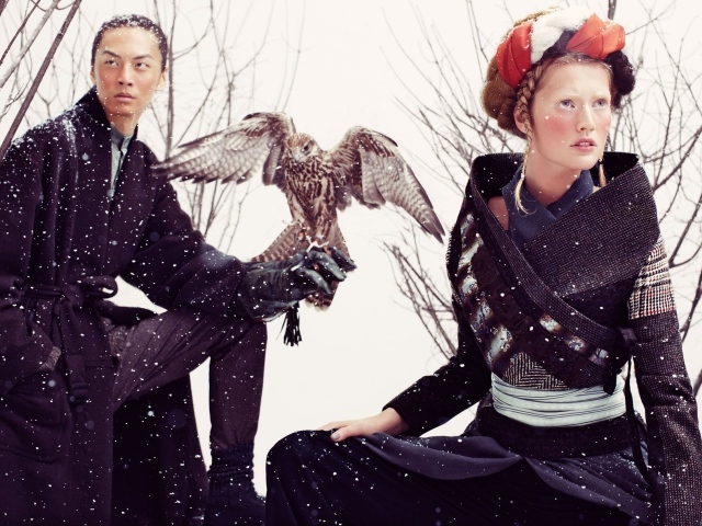 Фотография пары с соколом