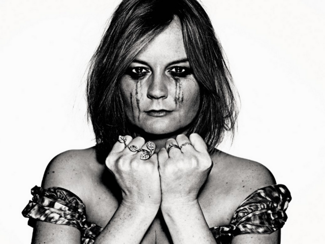 Фотография девушки в слезах