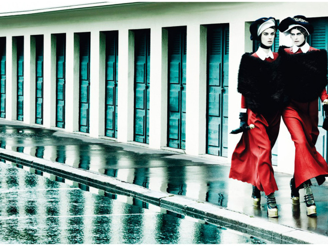 Фотография девушек идущих по улице