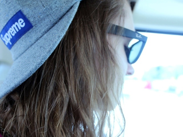 Девушка в кепке supreme