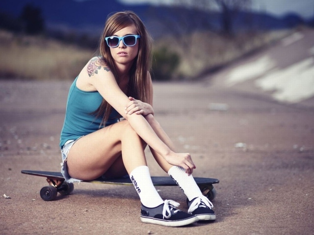 Девушка со скейтом и в очках