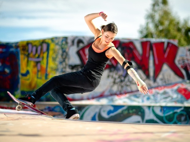 Девушка со скейтом выполняет трюк, swag