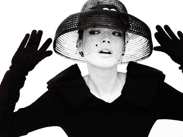 Женщина в шляпе, чёрно-белое фото