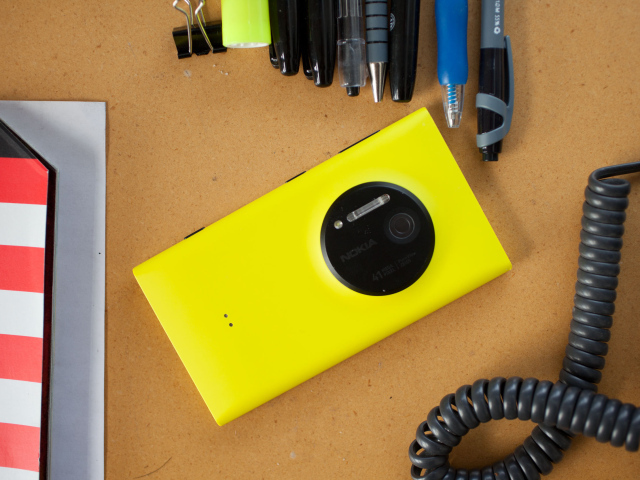 Жёлтая Nokia Lumia 1020 на столе