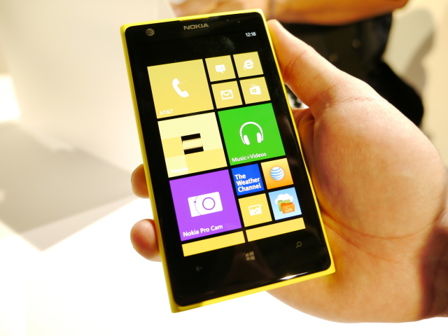 Жёлтая новая Nokia Lumia 1020