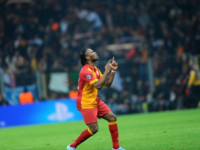 Игрок из Галатасарая Дидье Дрогба танец победы