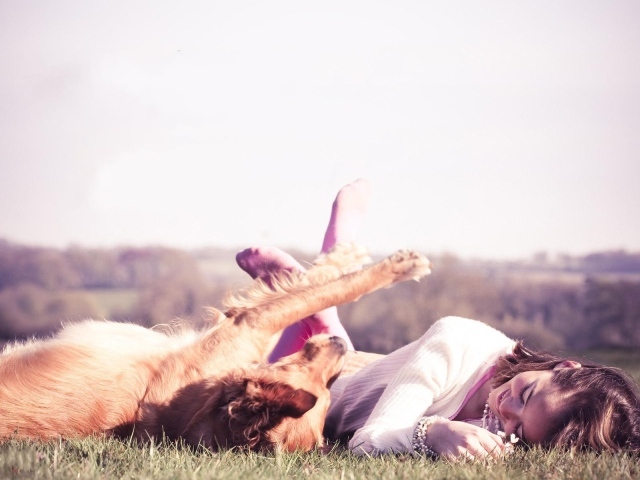 Девушка играет с собакой