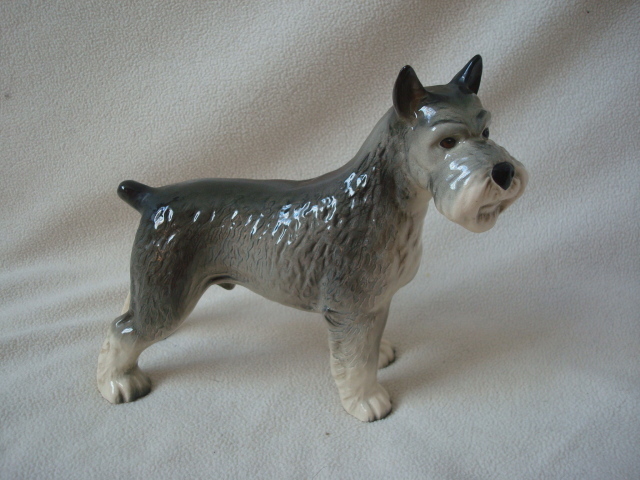 Фигурка собаки шнауцера