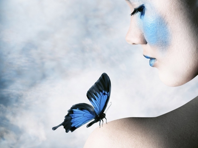 Синяя бабочка на плече