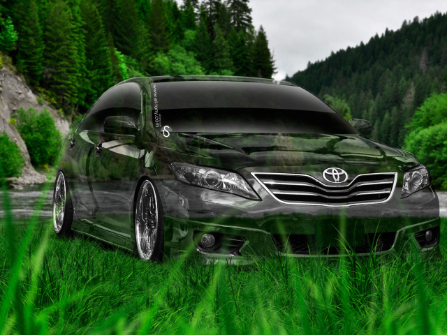 Toyota Camry на берегу реки