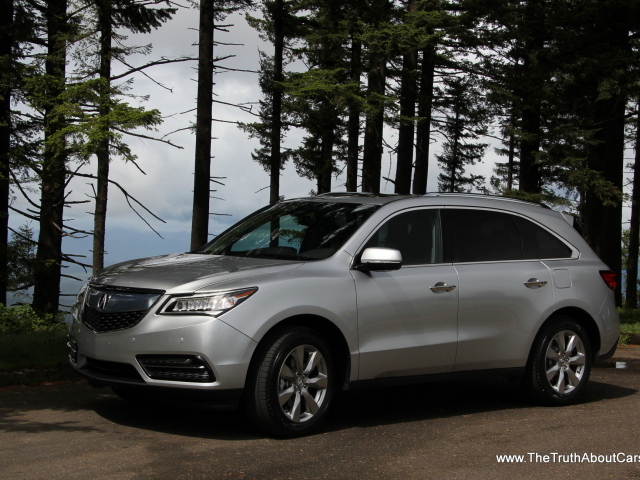 Автомобиль Acura RDX 2014 на дороге