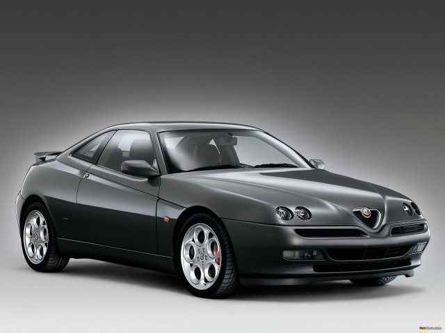 Автомобиль Alfa Romeo gtv на дороге