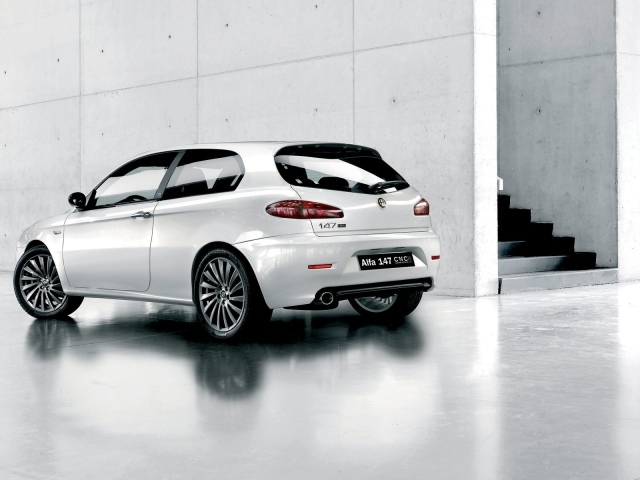 Альфа Ромэо у белой стены