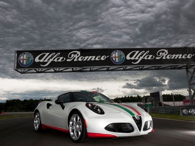 Красивый автомобиль Alfa Romeo 4c