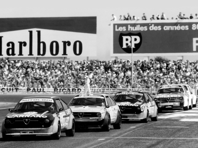 Красивый автомобиль Alfa Romeo alfasud