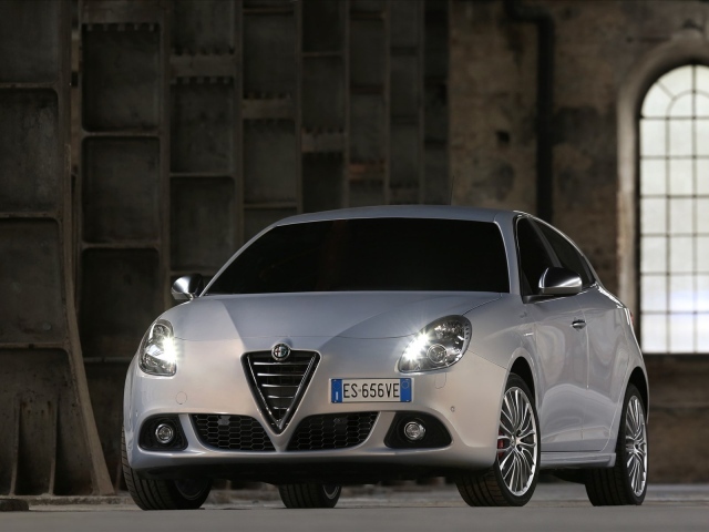 Красивый автомобиль Alfa Romeo giulietta 2014 в Москве