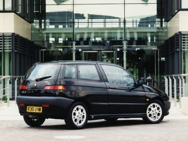 Автомобиль марки Alfa Romeo модели 145