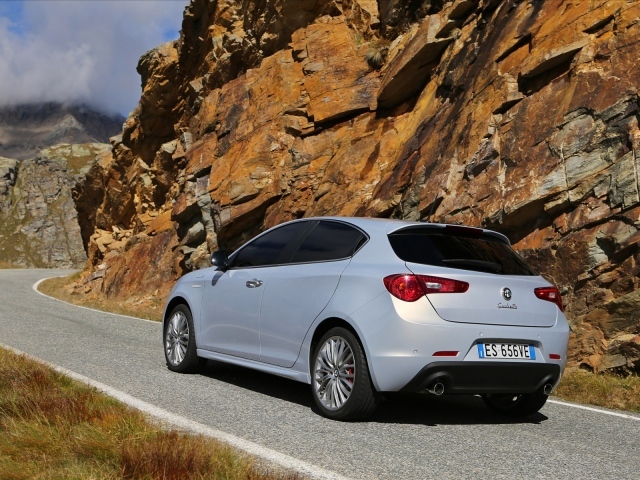 Автомобиль марки Alfa Romeo модели giulietta 2014