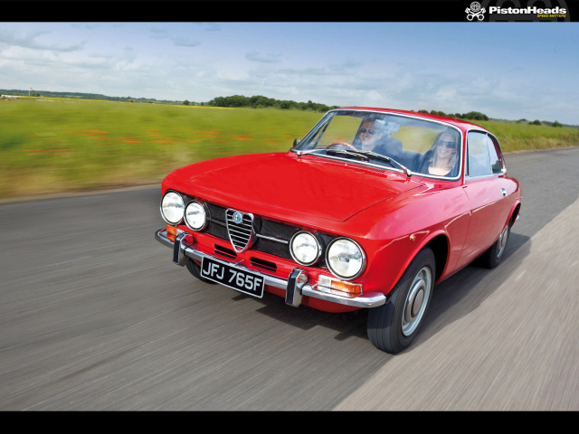 Автомобиль марки Alfa Romeo модели gtv