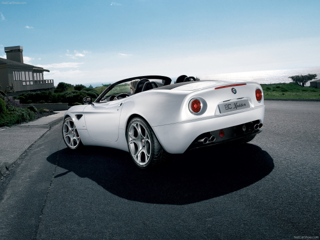 Надежный автомобиль Alfa Romeo 8c spider