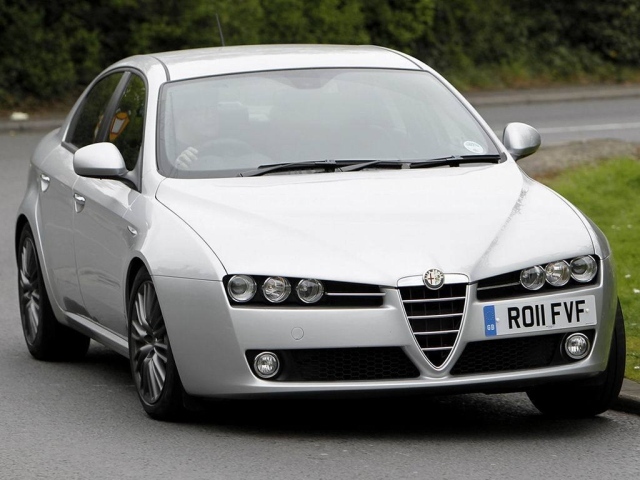Белая Alfa Romeo 159