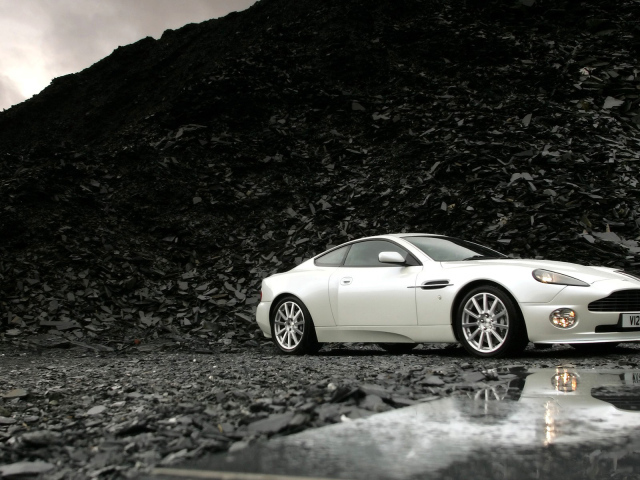 Автомобиль Aston Martin dbs на дороге