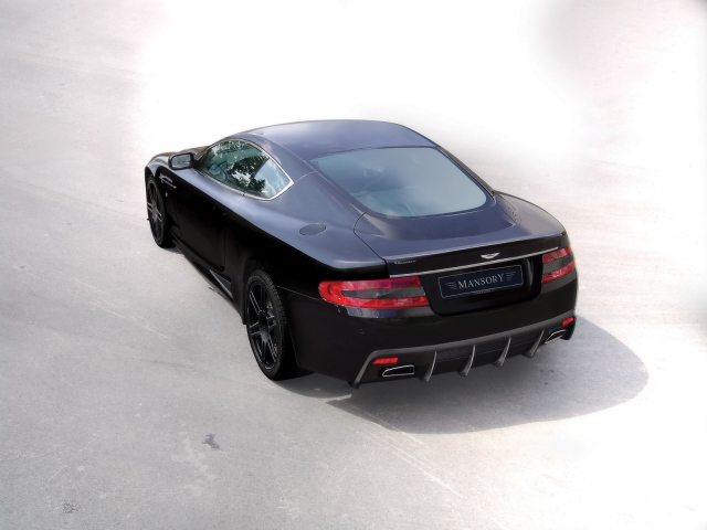 Автомобиль Aston Martin mansory на дороге