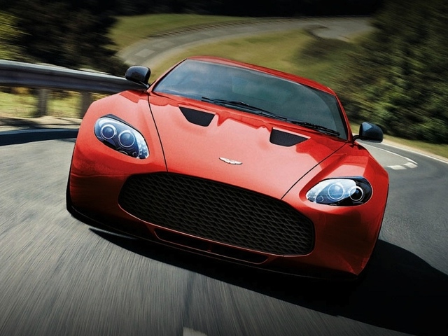 Автомобиль Aston Martin zagato на дороге