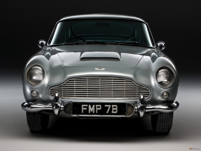 Красивый автомобиль Aston Martin db5