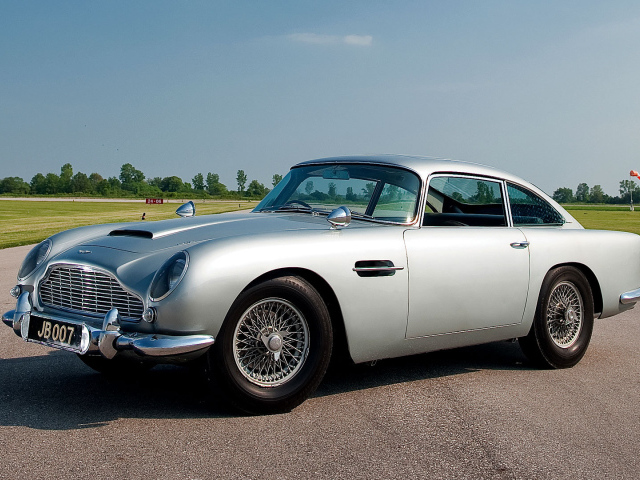 Красивый автомобиль Aston Martin db5 в Москве