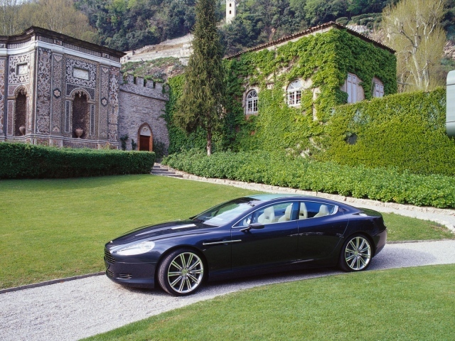 Красивый автомобиль Aston Martin rapide