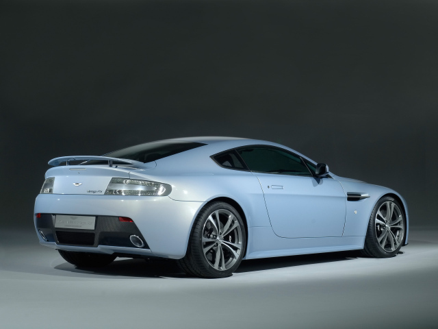 Красивый автомобиль Aston Martin v12