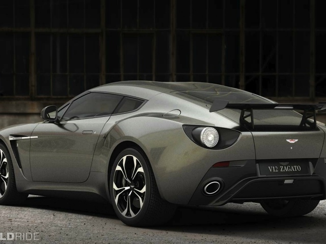 Красивый автомобиль Aston Martin v12 в Москве