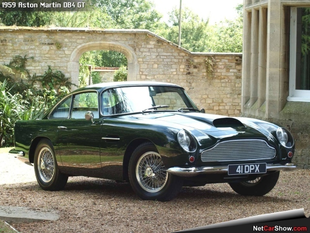 Автомобиль Aston Martin db4 на дороге