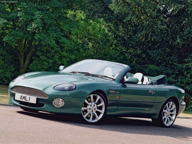 Автомобиль Aston Martin db7 на дороге