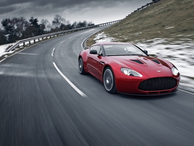Автомобиль марки Aston Martin модели 2013
