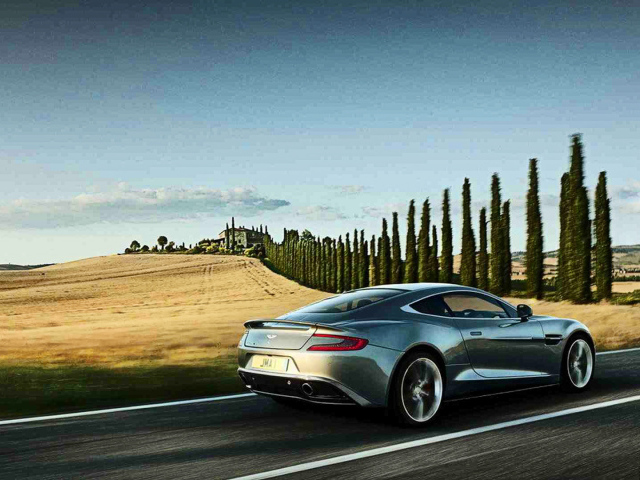 Автомобиль марки Aston Martin модели 2014