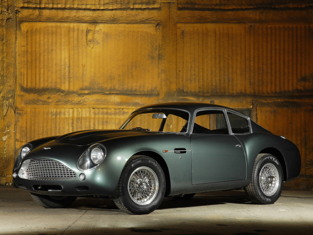 Автомобиль марки Aston Martin модели db4