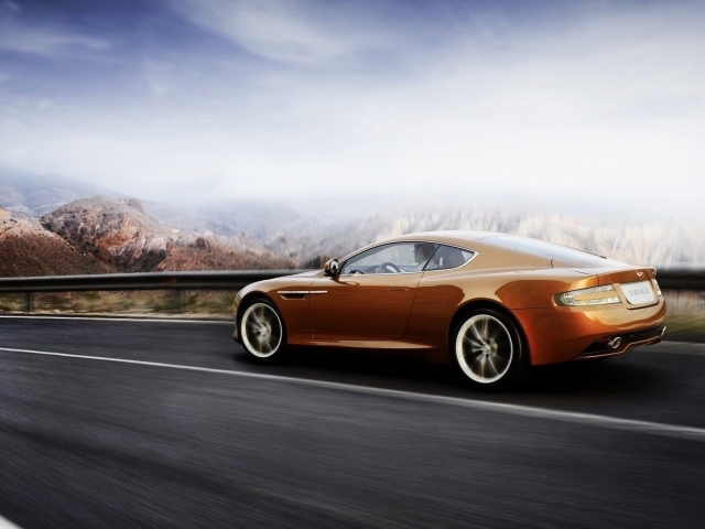 Автомобиль марки Aston Martin модели virage