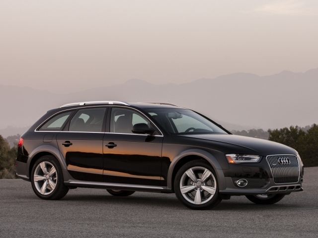 Автомобиль Audi allroad на дороге